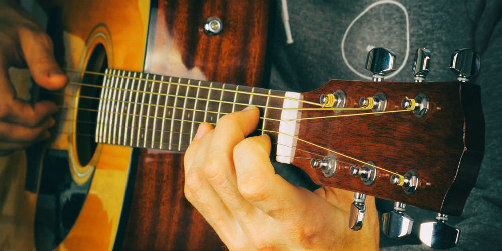 Hvor mange strenge skal man sl an p de forskellige guitarakkorder?