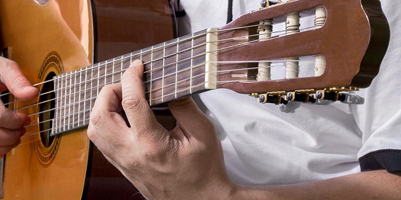 5 gode rd: Sdan lrer du at stte fingrene rigtigt p guitarstrengene