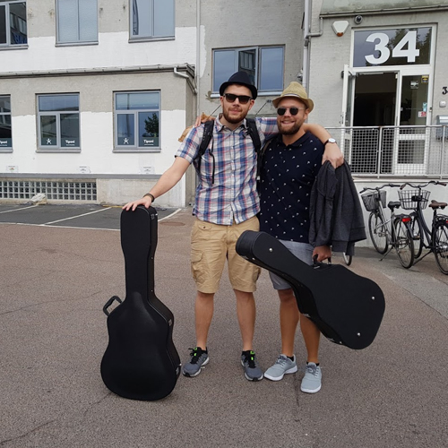 Hbefulde gademusikere p vej til lufthavnen